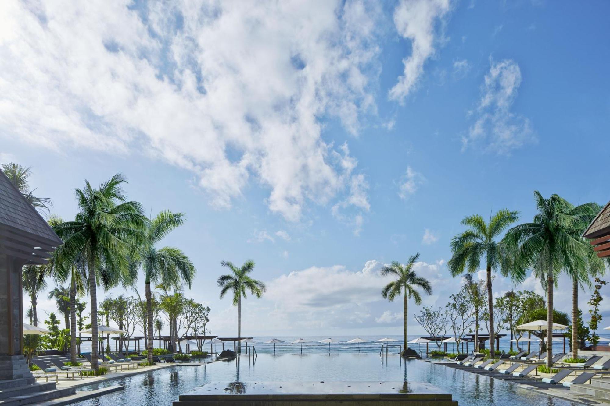 The Ritz-Carlton Bali Hotel Nusa Dua  Exterior foto Infinity pool at the resort
