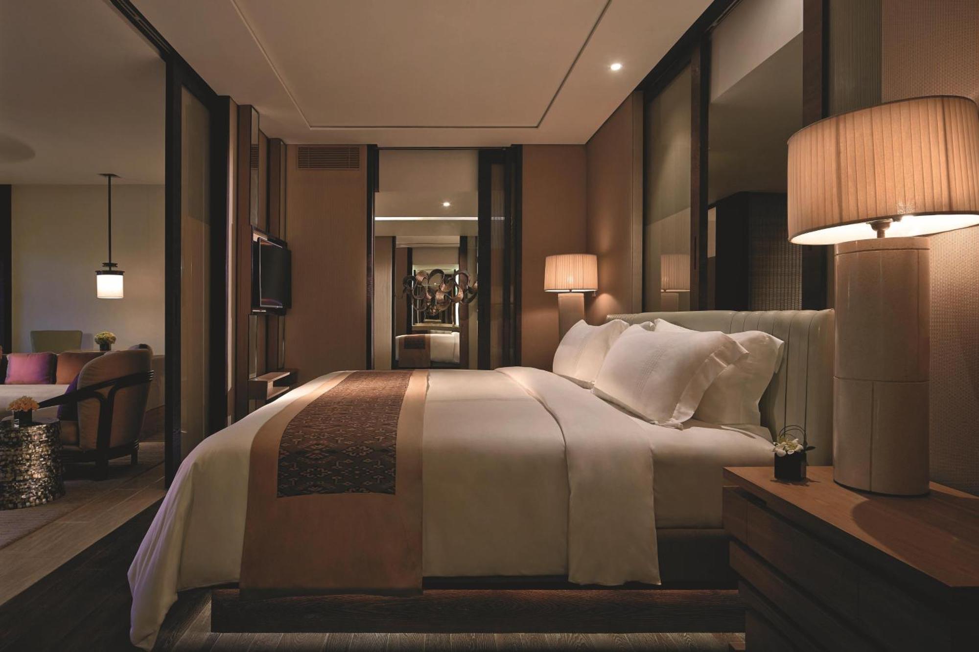 The Ritz-Carlton Bali Hotel Nusa Dua  Exterior foto A bedroom at The Ritz-Carlton, Hong Kong
