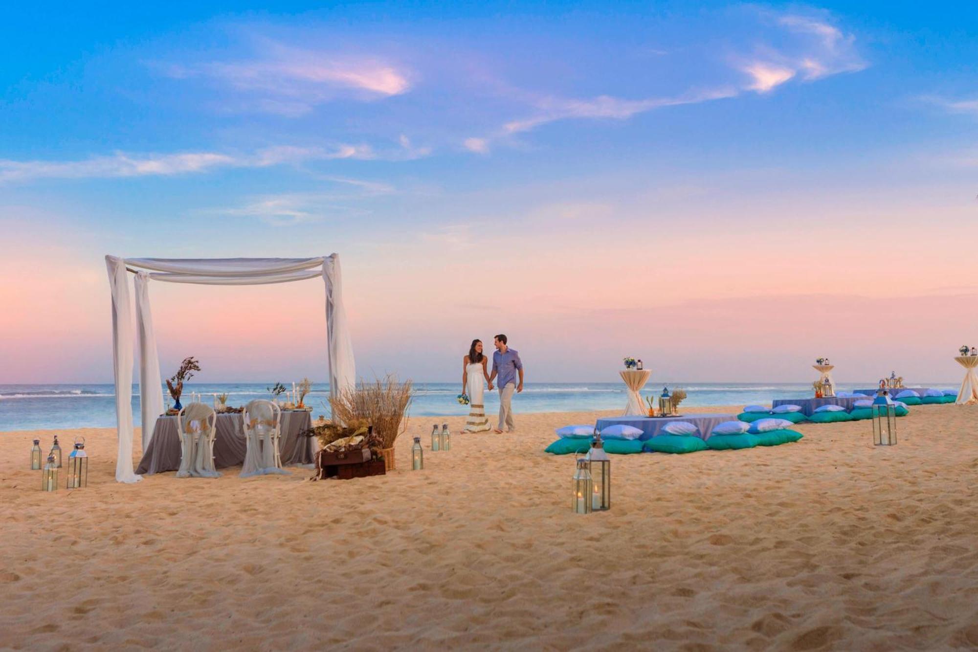 The Ritz-Carlton Bali Hotel Nusa Dua  Exterior foto Beachfront wedding at the Hilton Phuket Arcadia Resort and Spa