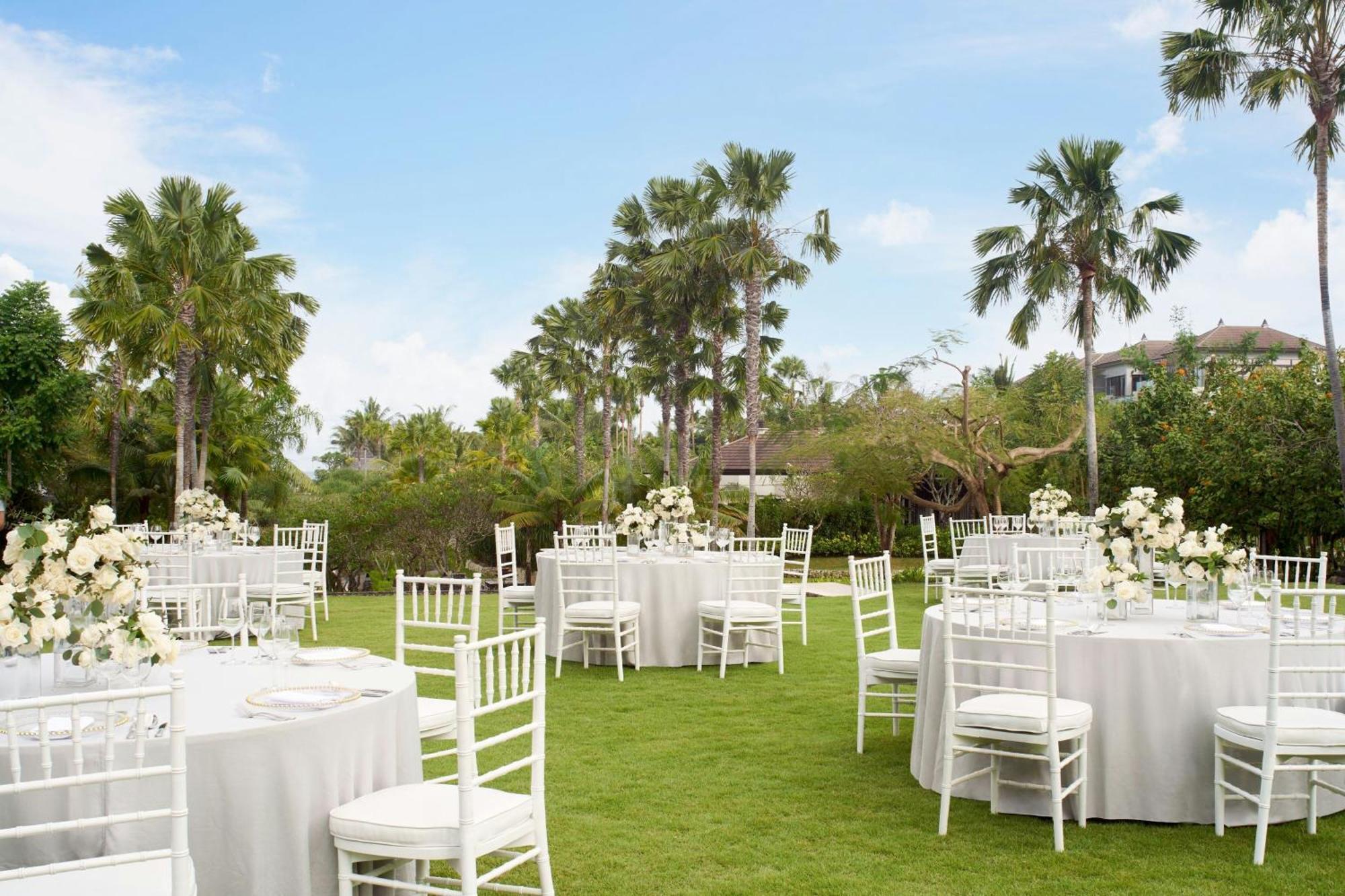 The Ritz-Carlton Bali Hotel Nusa Dua  Exterior foto The lawn at the Royal Garden Villas
