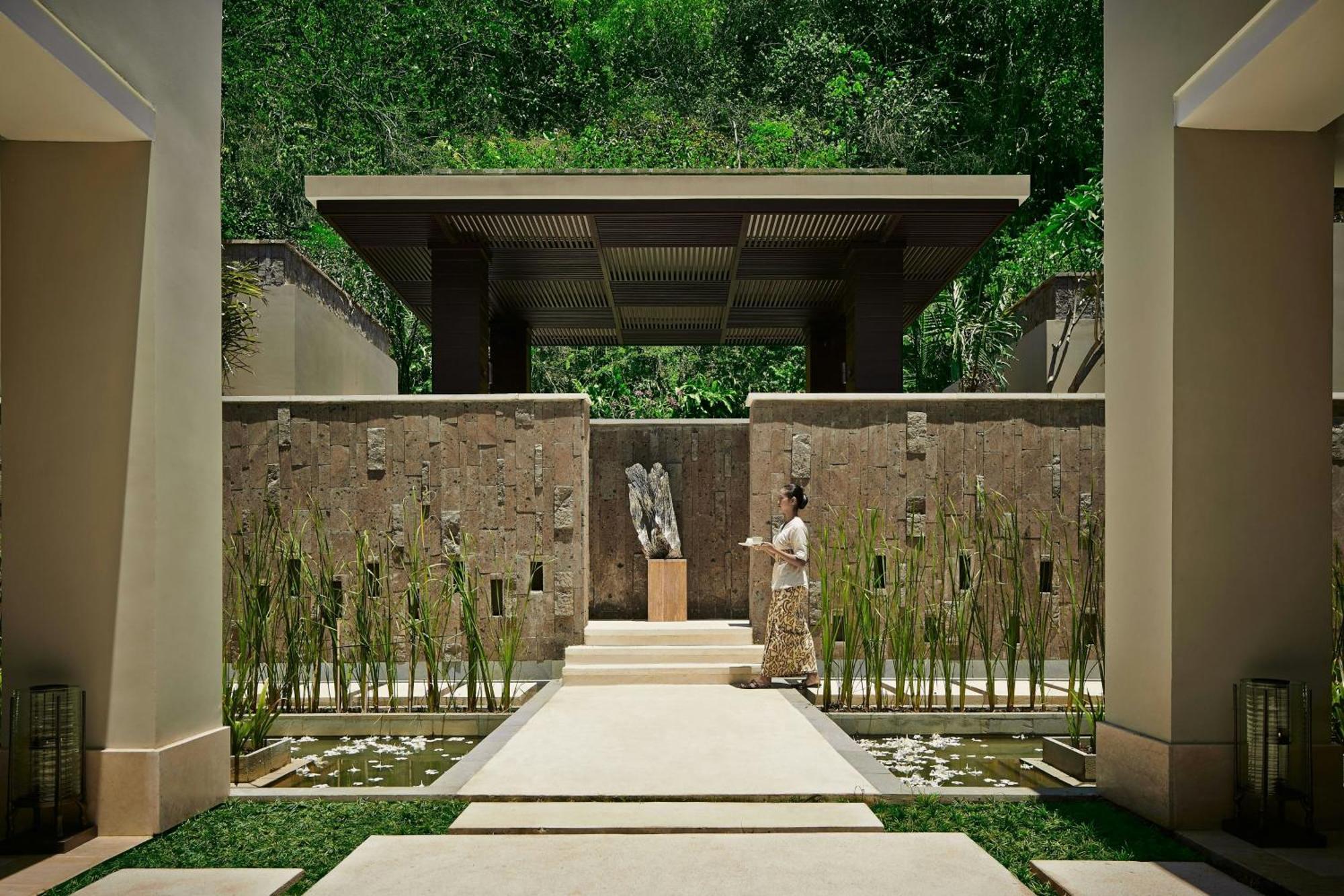 The Ritz-Carlton Bali Hotel Nusa Dua  Exterior foto Entrance to the Four Seasons Resort