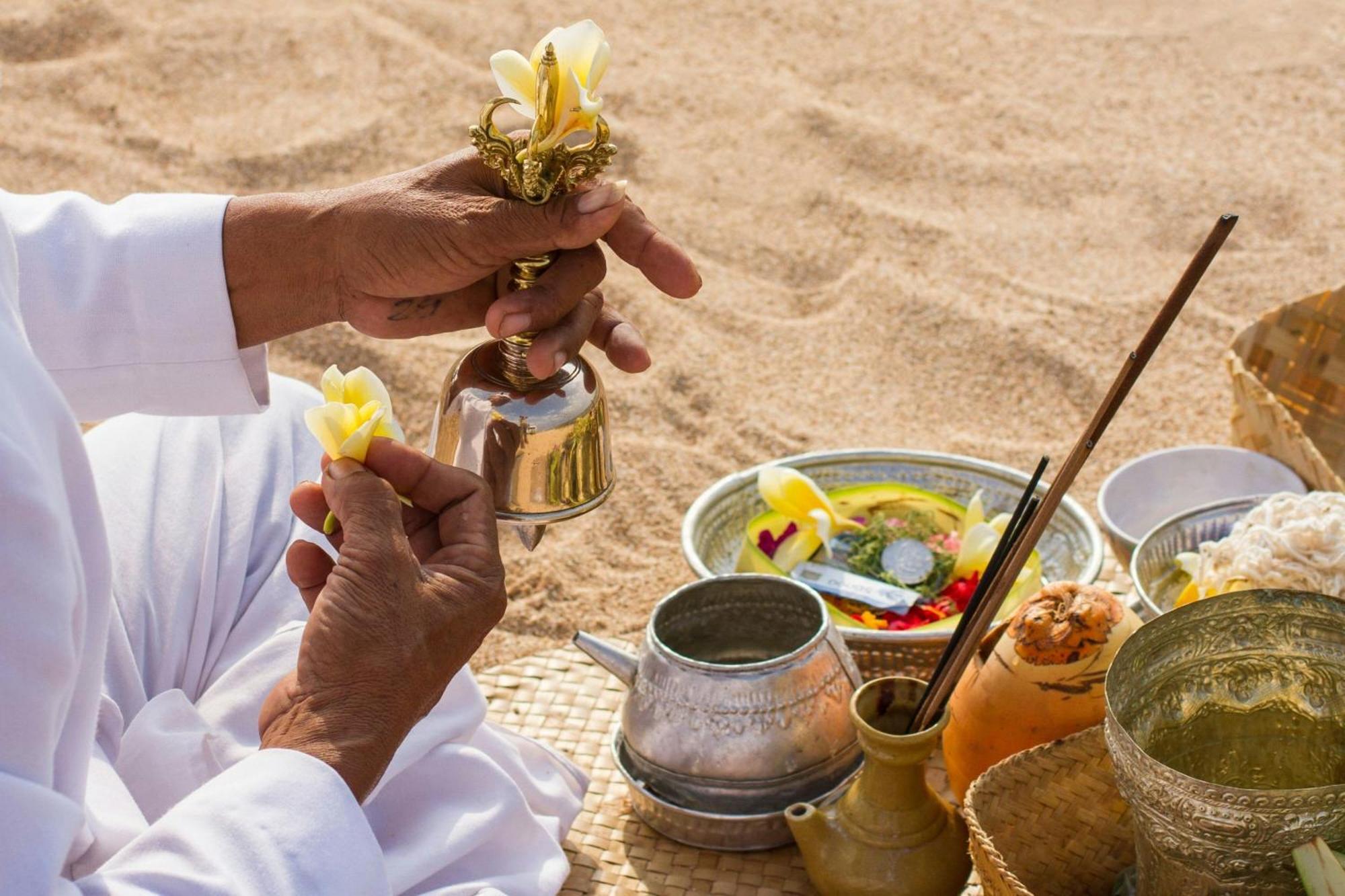 The Ritz-Carlton Bali Hotel Nusa Dua  Exterior foto A Bedouin serving coffee