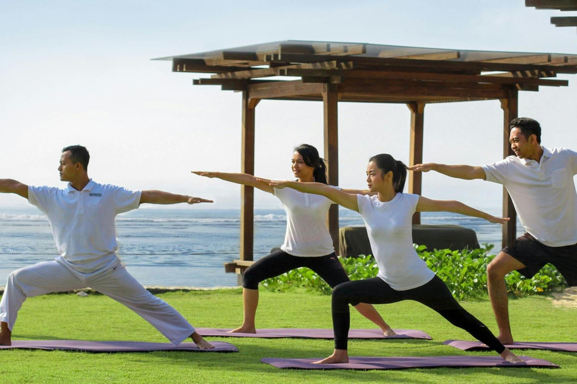 The Ritz-Carlton Bali Hotel Nusa Dua  Exterior foto A group of people practicing yoga